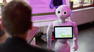 MINT-Bildung mal anders - mit einem humanoiden Roboter (Foto: Bernhard Ludewig)
